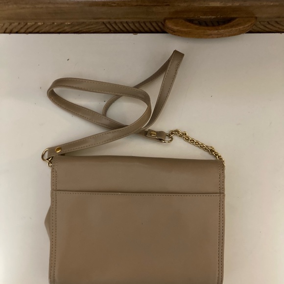 Liz Claiborne Tan Crossbody Bag with Gold Accents - Picture 3 of 5